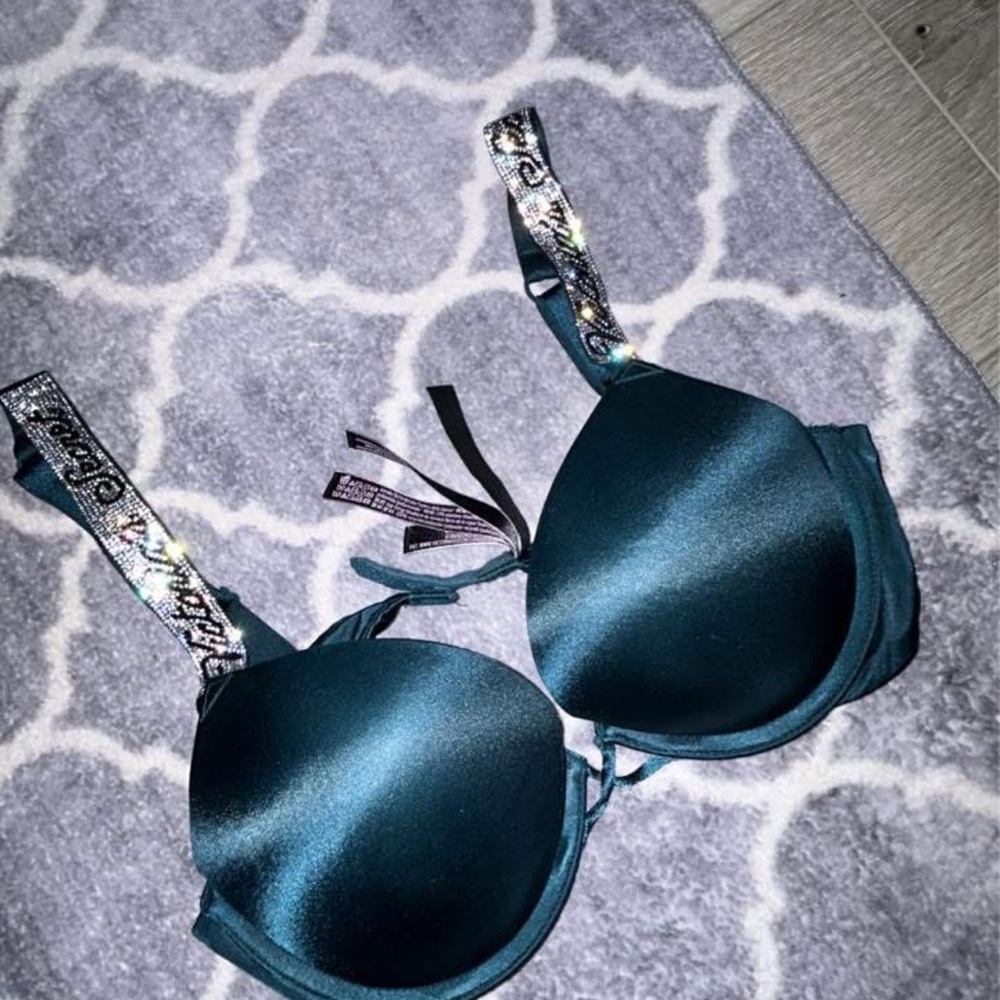 Emerald green 💎 VS BOMBSHELL 
SIZE 34B 💣 
DIAMOND VS WORD STRAPS